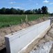 Aufgrund beengter Platzverhältnisse musste eine Hochwasserschutzmauer zwischen Brücke und Fußballplatz Obritz errichtet werden.