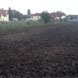 Blick vom Bahndurchlass zum Erdwall